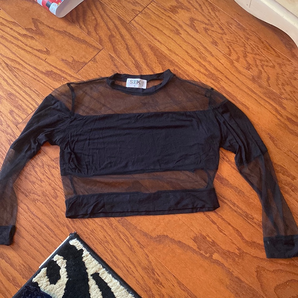 Seek the label partial mesh crop in black